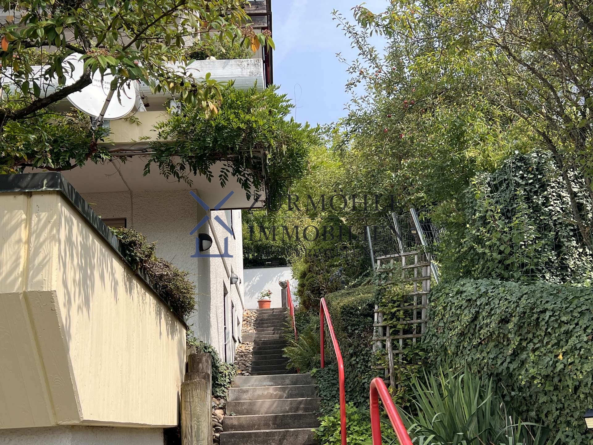 Weg zu den Eingängen